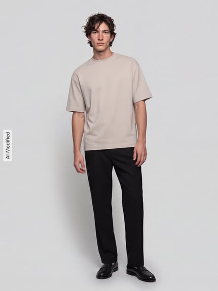 Männermodel trägt Relaxed Fit T-Shirt mit Rundhalsausschnitt Modell 'OSCAR' von SELECTED HOMME in Beige und schwarze Hose, Obermaterial reine Baumwolle, gerippter Kragenausschnitt, ruhige Farbkombination, glatte Oberflächenstruktur, Ganzkörperansicht von vorne, KI-modifiziertes Bild. Rückenlänge bei Größe M: 66 cm.