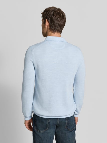 Männermodel trägt Regular Fit Poloshirt mit Woll-Anteil von Polo Ralph Lauren in Hellblau, glatte Textur, Ganzkörperansicht Rückansicht.