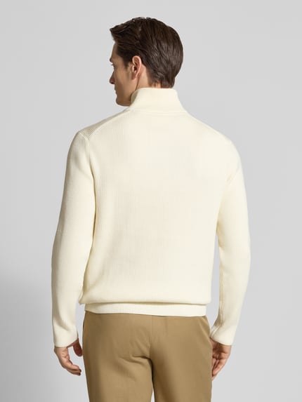 Männermodel trägt Strickpullover mit Stehkragen und Reißverschluss von Lindbergh, Baumwoll-Mix, Ripp-Optik, Regular Fit, Ganzkörperansicht Rückansicht