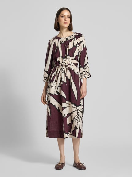 Modelka nosi Midikleid aus reinen Leinen mit floralem Allover-Print von Christian Berg Woman, beżowy i bordowy, taliowany krój, okrągły dekolt, rękaw 3/4, długość tyłu w rozmiarze 36: 122 cm, szerokość w rozmiarze 36: 50 cm, długość rękawa w rozmiarze 36: 45 cm, całkowity widok z przodu.