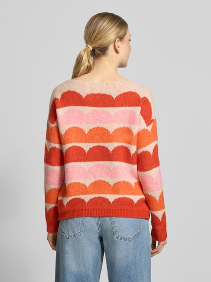 Frauenmodel trägt Relaxed Fit Strickpullover aus elastischem Woll-Mix von ZABAIONE, bunt gemustert, Modell 'Ha44rlow', Ganzkörperansicht Rückansicht. Rückenlänge bei Größe S/M 55 cm, Ärmellänge 53 cm.