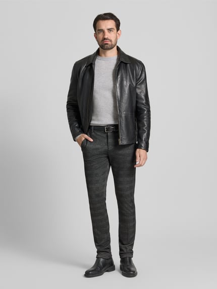 Mannelijk model draagt Slim Fit Chino met Viskose-Anteil van Tom Tailor Denim met all-over patroon, middenhoge taille, volledige vooraanzicht.