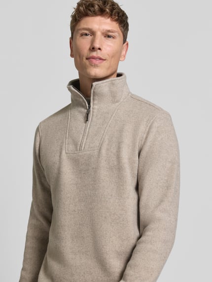 Männermodel trägt Troyer mit Reißverschluss von RAGMAN in Beige, Material-Mix mit Woll-Anteil, Regular Fit, Nahaufnahme Oberkörper.