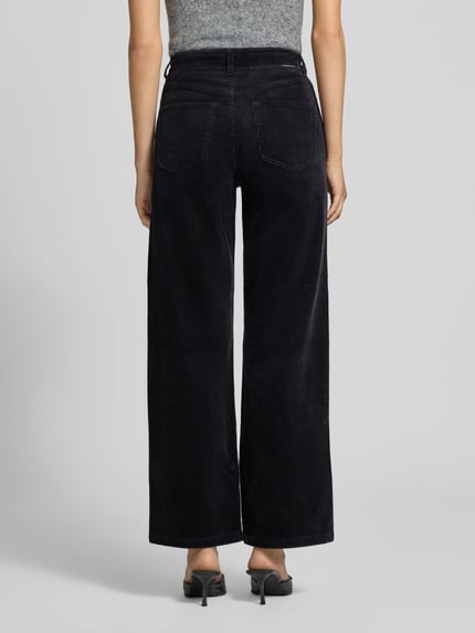 Frauenmodel trägt Wide Leg Cordhose aus Baumwoll-Mix Modell 'Tomma' von Marc O'Polo DENIM in Dunkelblau, grobe Cordstruktur, Ganzkörperansicht Rückansicht.