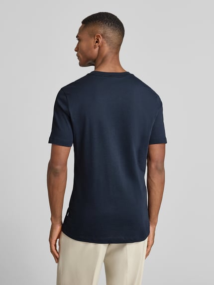 Männermodel trägt T-Shirt aus Baumwolle Modell 'Thompson' von BOSS in Dunkelblau, gerader Schnitt, Rückenansicht, Ganzkörperansicht Rückansicht.