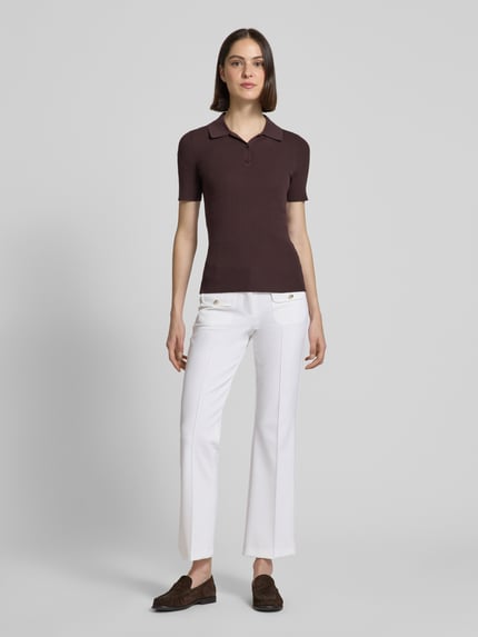 Vrouwenmodel draagt Flared Fit broek met viscose-aandeel model 'FARAH' van Cambio, look: effen, pasvorm: flared, mid waist, lengte: kort, labelpatch, riemlussen, knoop- en ritssluiting, geheellichaamsaanzicht van voren.