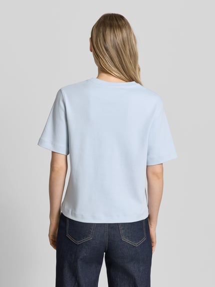Frauenmodel trägt Damen T-Shirt mit Logo-Stitching Modell 'SVEHA' von Oui aus reiner Baumwolle, Gerader-Schnitt, Rückansicht, Rückenlänge 55 cm bei Größe 36.