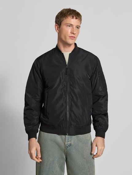 Männermodel trägt Regular Fit Blouson mit College-Kragen Modell 'JOSHUA' von Only & Sons, Optik: Unifarben, Ganzkörperansicht von vorne.