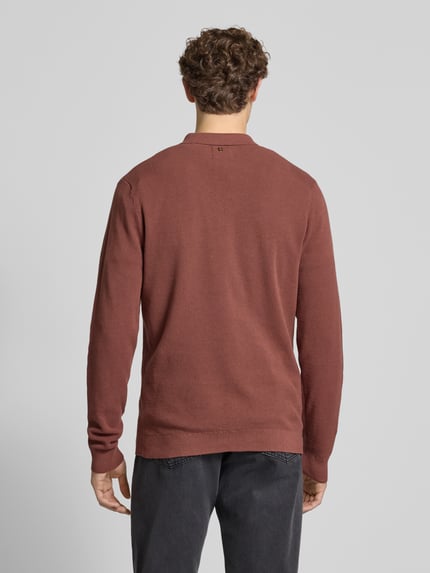Männermodel trägt Strickpullover mit Polokragen von PME Legend in Braun, reine Baumwolle, Regular Fit, gerippte Abschlüsse, Ganzkörperansicht Rückansicht.