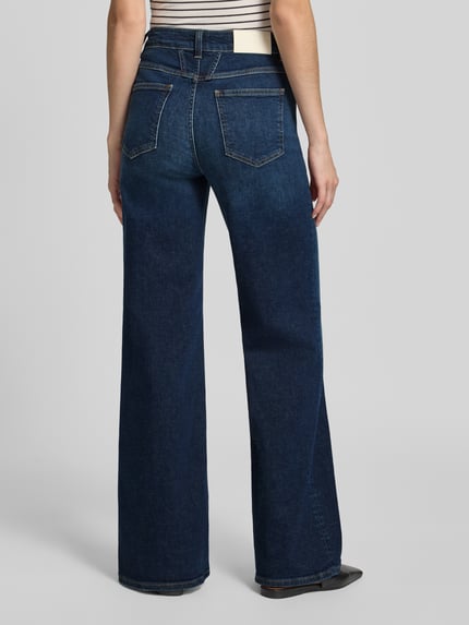 Frauenmodel trägt Wide Fit Jeans aus elastischem Baumwoll-Mix Modell 'JANNA' von Closed, 5-Pocket, dunkelblau, Ganzkörperansicht Rückansicht.