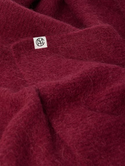 Produktfoto, Schal aus elastischem Woll-Mix mit Alpaka-Anteil Modell 'Hope' von MSCH Copenhagen, Struktur fein, label-detail sichtbar, Farbe: Bordeaux, rechteckige Form, Maße ca. 41 x 105 cm, Damen Schal