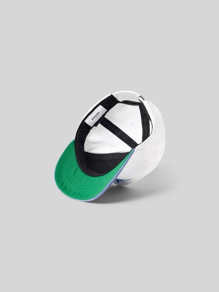 Produktfoto, Basecap aus reiner Baumwolle von RHUDE in Weiß mit grünem Schirm, Label-Stitching, Steppnähte, verstellbarer Riegel auf der Rückseite