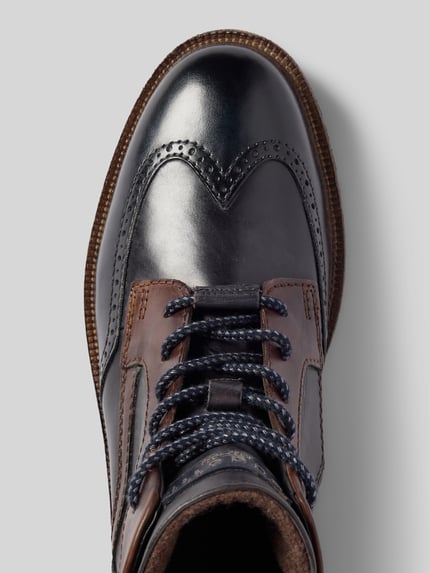 Produktfoto, Schnürstiefel mit Label-Detail Modell 'Seve' von bugatti aus echtem Leder, brązowo-czarna matowa i lakierowana faktura, zaokrąglony nosek, ozdobne przeszycia, gruba strukturyzowana podeszwa, 3 cm obcas, kontekst: męskie buty sznurowane.