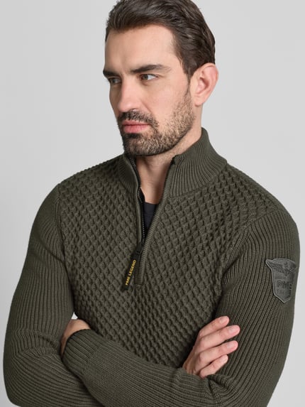 Männermodel trägt Strickpullover mit gerippten Abschlüssen von PME Legend in Olivgrün, Stehkragen, Baumwoll-Mix, Nahaufnahme Oberkörper.