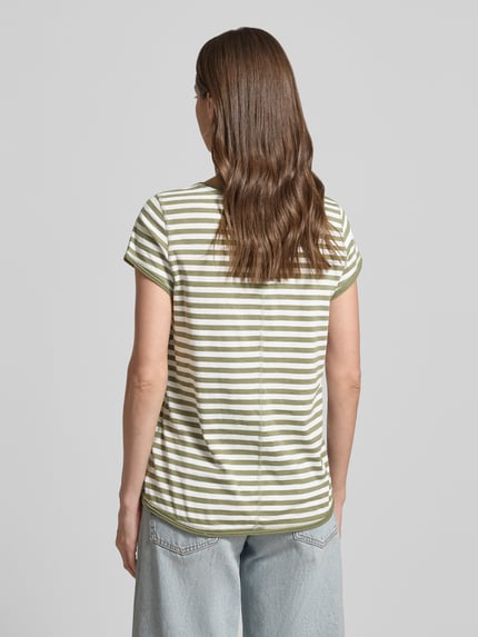 Frauenmodel trägt Regular Fit T-Shirt aus Baumwoll-Flammgarn von s.Oliver RED LABEL, gestreift, melierte Optik, Rollsäume, Ganzkörperansicht Rückansicht.