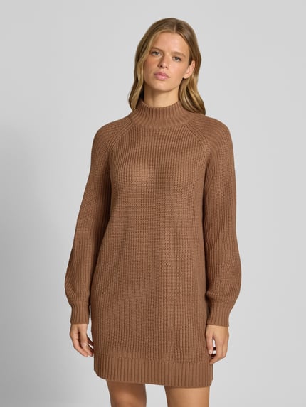 Frauenmodel trägt Strickkleid mit Stehkragen Modell 'TIMMY' von NOISY MAY®, braun, gerippte Textur, Relaxed Fit, Ganzkörperansicht von vorne.