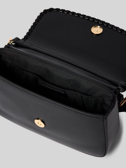Productfoto, Handtasche mit Label-Detail Modell 'LILJENDAL' van Seidenfelt in zwart met magneetsluiting, hoofdvak, verstelbare schouderband, breedte 21 cm, lengte 15 cm, diepte 5 cm, bandlengte 133 cm, labeldetail, matte en gladde textuur