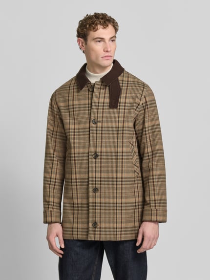 Männermodel trägt Regular Fit Kurzmantel aus wollmix von ARMEDANGELS met all-over motief, platte kraag, lange mouwen, knoopsluiting, paspelzakken, materiaal: wolmix. Ganzkörperansicht van voren.