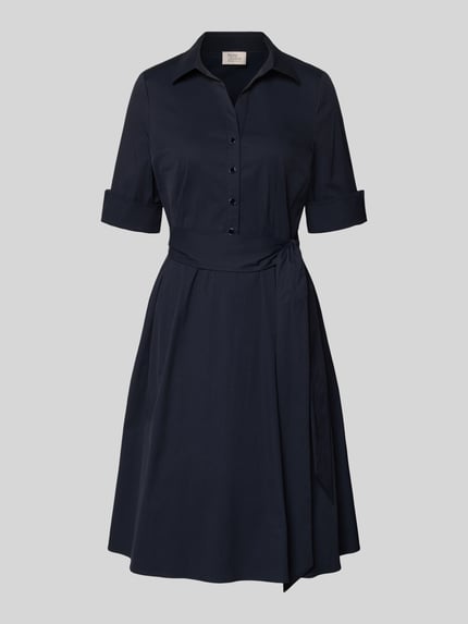 Produktfoto, Knielanges Hemdblusenkleid mit Bindegürtel von ROBE LÉGÈRE aus dunkelblauem Baumwoll-Mix mit Stretch-Anteil, taillierter Schnitt, Hemdblusenkragen, kurze Knopfleiste, Bindegürtel, Ärmel mit Aufschlag, Knielänge, glatte Textur. Rückenlänge bei Größe 36: 104 cm, Brustweite 42 cm, Ärmellänge 30 cm.
