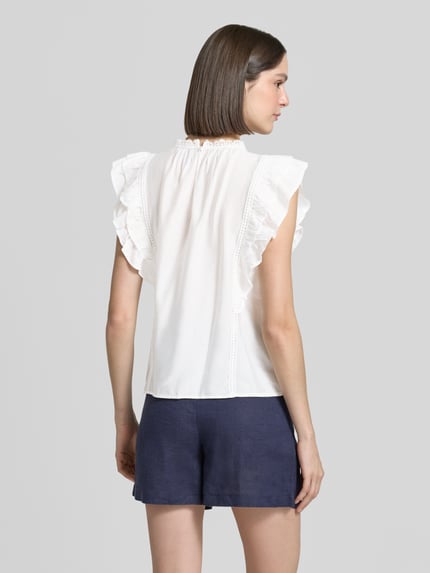 Frauenmodel trägt Regular Fit T-Shirt aus Viskose-Mix Modell 'BLISS' von Vero Moda, Optik: Unifarben, Rüschen, Popeline, Ganzkörperansicht Rückansicht.