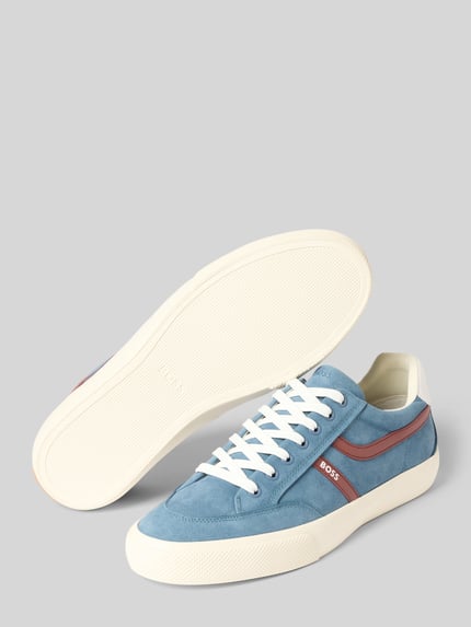 Productfoto, lichtblauwe sneakers met labelprint, witte zool en veters, rode details, Sneaker met Label-Print model 'AIDEN_TENN' van BOSS Orange, heren