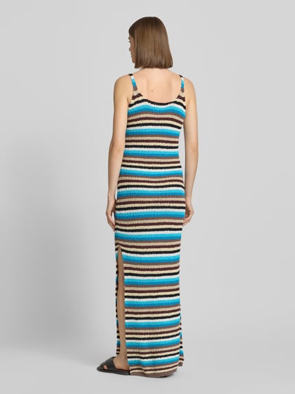 Vrouwenmodel draagt Strickkleid im Allover-Look Modell 'CAJSA' van Topshop, katoen, recht model, maxijurk, rugaanzicht van top tot teen