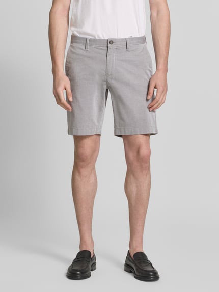 Männermodel trägt Slim Fit Shorts aus Baumwoll-Mix Modell 'SALO' von Marc O'Polo, Optik: Unifarben, Ganzkörperansicht von vorne.