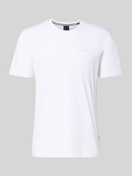 Produktfoto, T-Shirt mit Label-Detail von bugatti, Herren T-Shirt aus Reine Baumwolle, Gerader-Schnitt, Rundhalsausschnitt, Rückenlänge 70 cm bei Größe M, weiß, glatte Textur
