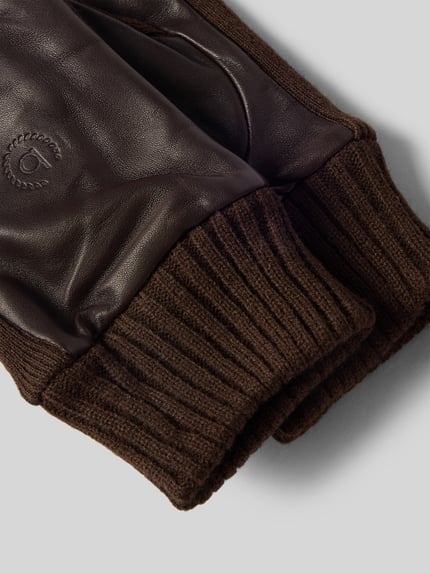 Productfoto, Heren handschoenen uit echt leer van bugatti met labeldetail en elastische boordjes, detailopname.