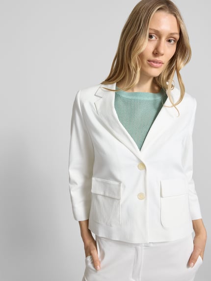 Frauenmodel trägt Regular Fit Blazer mit Pattentaschen und 3/4-Arm von Betty Barclay im Baumwoll-Mix mit Viskose-Anteil, Nahaufnahme Oberkörper.