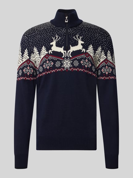 Produktfoto, Regular Fit Strickpullover aus reiner Wolle Modell 'Dale' von Dale of Norway, dunkelblau mit weißen und roten Mustern, Troyer-Kragen, Herren Strickpullover, klassische Wintermotive wie Rentiere und Tannen, grob gestrickte Textur, Rückenlänge 72 cm, Ärmellänge 68 cm.
