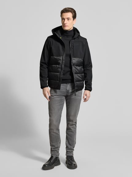 Männermodel trägt Regular Fit Steppjacke mit wasserabweisender Funktion von Tom Tailor Denim in Optik: Unifarben, Ganzkörperansicht von vorne.