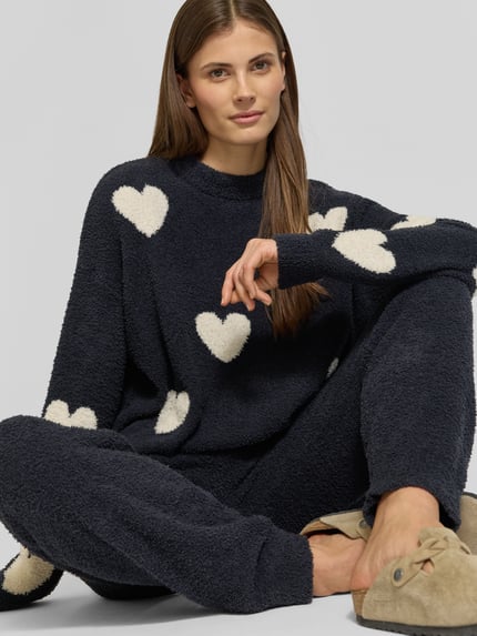 Kobieta modelka nosi Jogpants mit elastischem Bund von Jake*s Casual, mieszanka materiałów z dodatkiem wiskozy, krój regular fit, elastyczny pas, wpuszczane kieszenie, szerokość w rozmiarze S: 39 cm, długość wewnętrzna nogawki w rozmiarze S: 70 cm, widok całej sylwetki z przodu