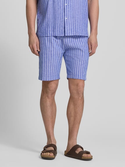Männermodel trägt Shorts aus Leinen-Baumwoll-Mix mit Tunnelzug von MCNEAL, blau-weiß gestreift, Regular Fit, Ganzkörperansicht von vorne.