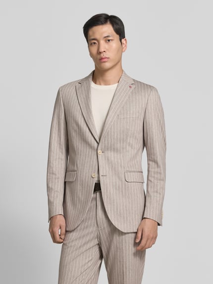 Mannenmodel draagt Regular fit sakko met viscose-aandeel model 'Calvin' van CG - Club of Gents, beige met wit gestreept, reverskraag, klepzakken, borstzak, 2-knoopssluiting, logodetail, elastische materiaalmix, vooraanzicht bovenlichaam