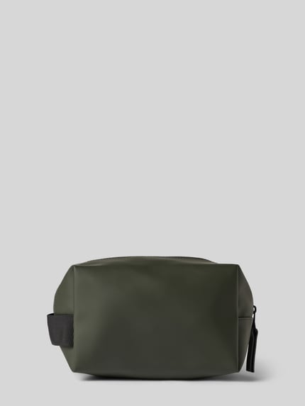 Produktfoto, Wash Bag mit Logo-Detail von Rains in Olivgrün, glatte Oberfläche, rechteckige Form, schwarze Details, Herstellungsinfos: Hauptfach mit Reißverschluss, Innensteckfach, Trageriemen, 20x14x11 cm, Schulterriemen 14 cm.