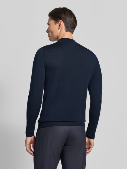 Männermodel trägt Slim Fit Strickpullover aus reiner Schurwolle mit Stehkragen von ROY ROBSON, navy, elastische Abschlüsse, Ganzkörperansicht Rückansicht.