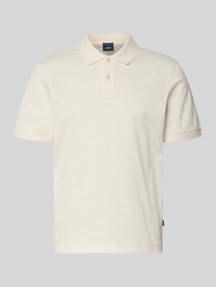 Produktfoto, kremowa koszulka polo z fakturowanym wzorem, kołnierzyk polo, krój modern fit, wykonana z bawełny, model 'Roberto' od JOOP! Collection, detal z logo, długość tyłu w rozmiarze M: 68 cm