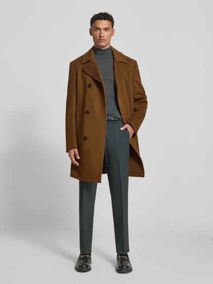 Männermodel draagt Regular Fit lange jas met reverskraag Model 'BEALE' van JOOP! Collectie wolmix, knoopsluiting, steekzakken, Ganzkörperansicht von vorne.