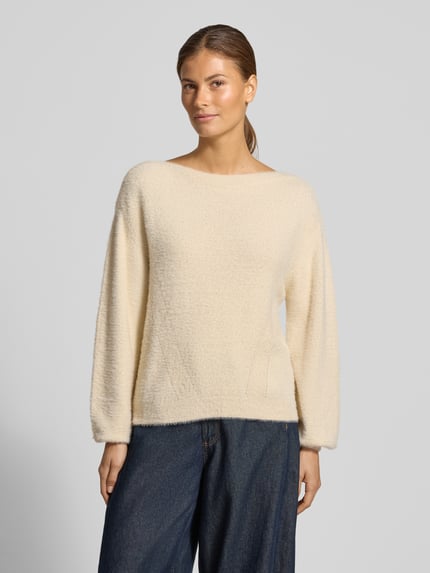 Frauenmodel trägt cremefarbenen Regular Fit Pullover mit Viskose-Anteil von Garcia, weiche Textur, Ganzkörperansicht von vorne. Damen Pullover von Garcia.