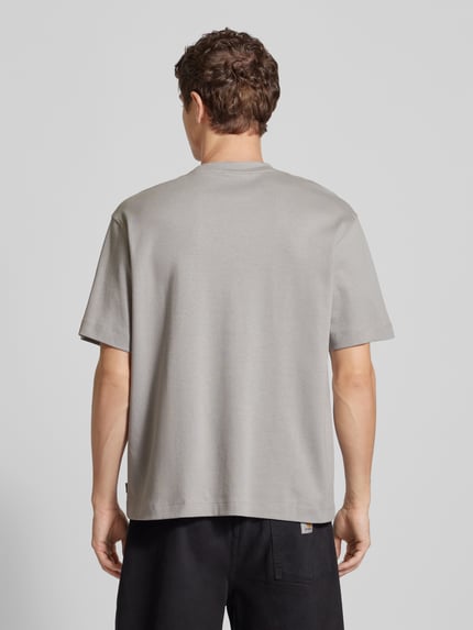 Männermodel trägt T-Shirt mit Rundhalsausschnitt Modell 'EURBAN EDGE' von Jack & Jones in Grau, Reine Baumwolle, Modern Fit, Ganzkörperansicht Rückansicht.