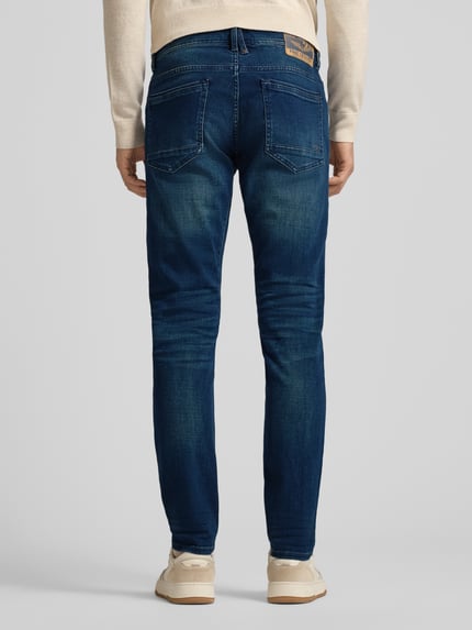 Męski model nosi Jeans mit Label-Detail Modell 'Tailwheel JEA' od PME Legend, ciemnoniebieski, 5 kieszeni, widok całej sylwetki z tyłu.