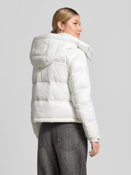Frauenmodel trägt weiße Regular Fit Jacke mit Sorona-Füllung Modell 'GLORIA' von Blauer USA, Stepp-Optik, Rückansicht.