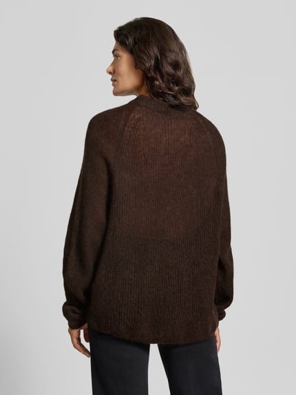 Frauenmodel trägt Loose Fit Pullover aus Alpaka-Mix Modell 'Fewena' von BOSS in Braun, grobe Stricktextur, Damen Pullover, Ganzkörperansicht Rückansicht.