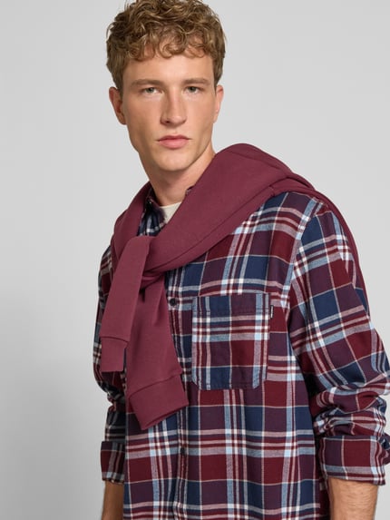 Männermodel trägt Regular Fit Freizeithemd aus Flanell mit Kentkragen von REVIEW, kariert, reine Baumwolle, Nahaufnahme Oberkörper.