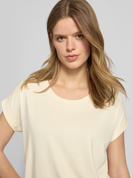 Vrouwenmodel draagt Regular Fit T-Shirt uit viscosemix model 'MOSTER' van Only, effen crèmekleur, fijnrib, korte mouw, ronde hals, bovenlichaam close-up.