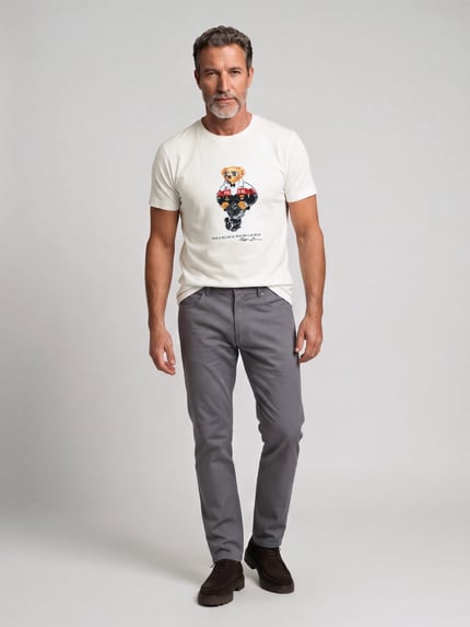 Männermodel trägt T-Shirt mit Bären Motiv-Print von POLO RALPH LAUREN, mehrfarbig, Rundhals, kurzarm, Jersey, Ganzkörperansicht von vorne.