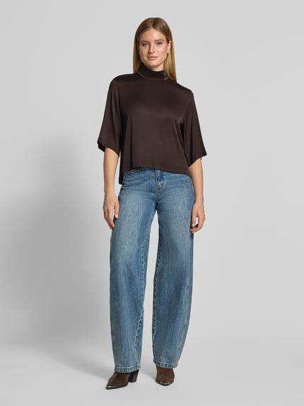 Vrouwenmodel draagt Regular Fit blouse met opstaande kraag Model 'Aletia' van DRYKORN in acetaatmix, 1/2-mouwen, bruin, fullbody vooraanzicht