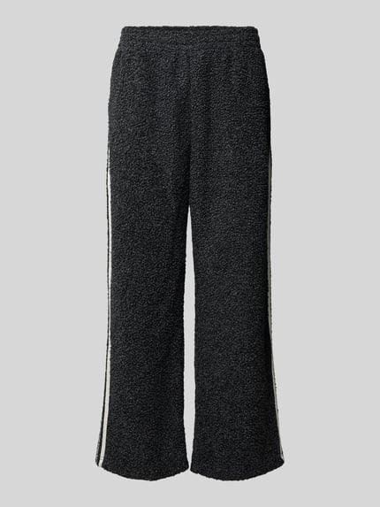 Produktfoto, Sweatpants met elastische tailleband van adidas Originals, bouclé-textuur, losse pasvorm, zwart met witte strepen, heren.