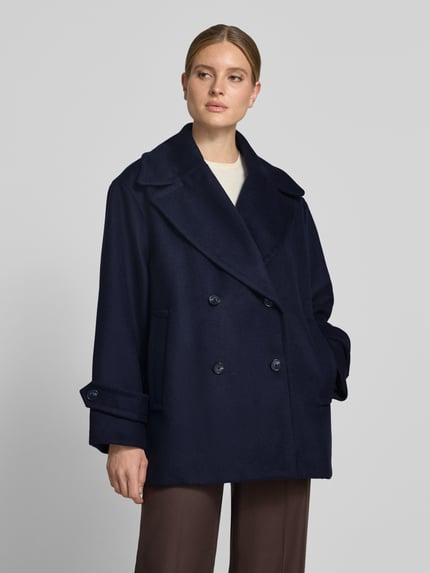 Frauenmodel trägt Regular Fit Mantel aus Woll-Mix Modell 'C_Cisabena' von BOSS Orange in Dunkelblau, glatte Textur, Ganzkörperansicht von vorne.